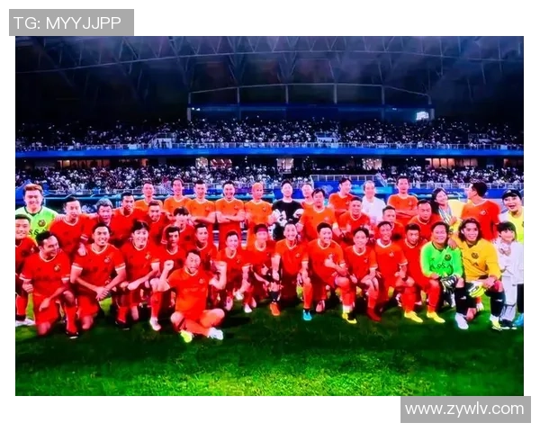 足球明星盛装出席颁奖典礼展现风采与魅力引领时尚潮流